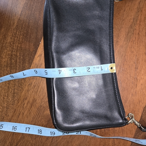 Sleek Black Leather Shoulder Bag - Picture 5 of 6